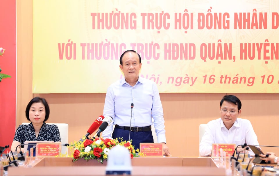 El presidente del Consejo Popular de Hanoi, Nguyen Ngoc Tuan, pronunció un discurso de clausura en la conferencia.