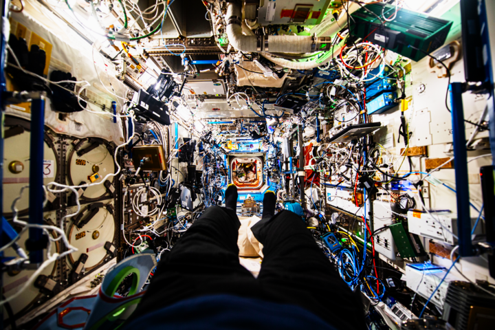 Una nueva vista tomada desde el interior de la Estación Espacial Internacional (ISS) captura la vertiginosa cantidad de experimentos que se llevan a cabo en el espacio. (Foto: Marcus Wandt/X)