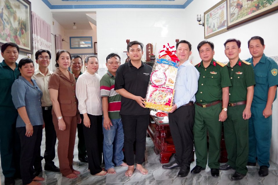 El miembro del partido Duong Anh Kiet (camiseta negra) recibe regalos del líder del barrio de Binh Tri Dong, distrito de Binh Tan, antes de partir al servicio militar.