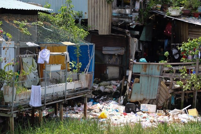 ホーチミン市の運河沿いに建てられた仮設住宅の対照的な風景写真9