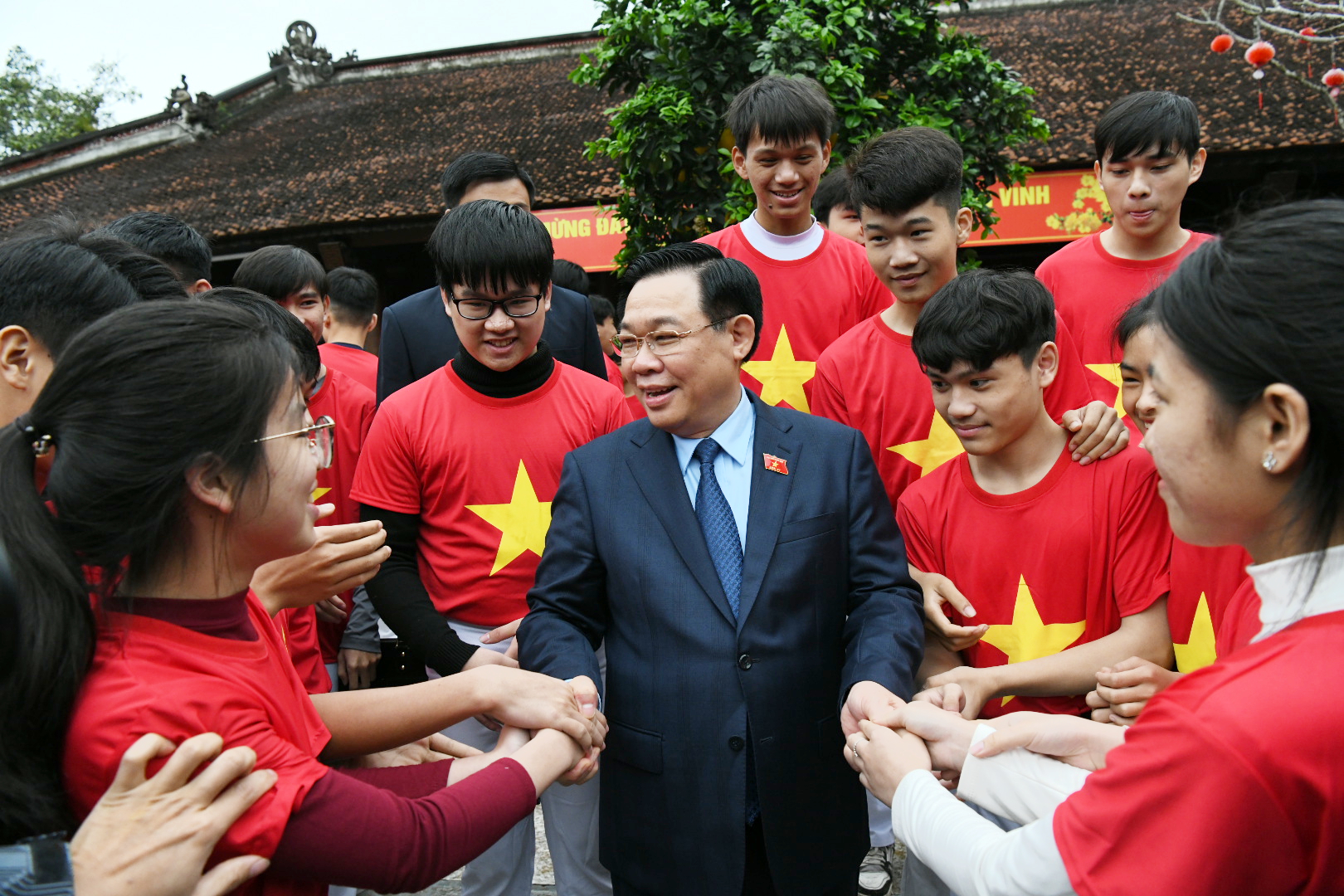 National Assembly Chairman Vuong Dinh Hue offers incense to commemorate President Ho Chi Minh at the Kim Lien National Special Relic Site -1