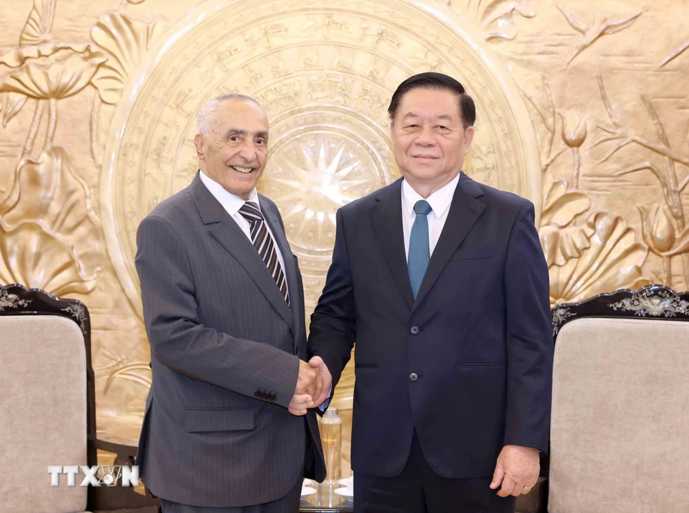 Head of the Central Propaganda Department Nguyen Trong Nghia received Mr. Mustapha El Ktiri, High Commissioner of the Resistance and former member of the Moroccan Liberation Army. (Photo: Phuong Hoa/VNA)