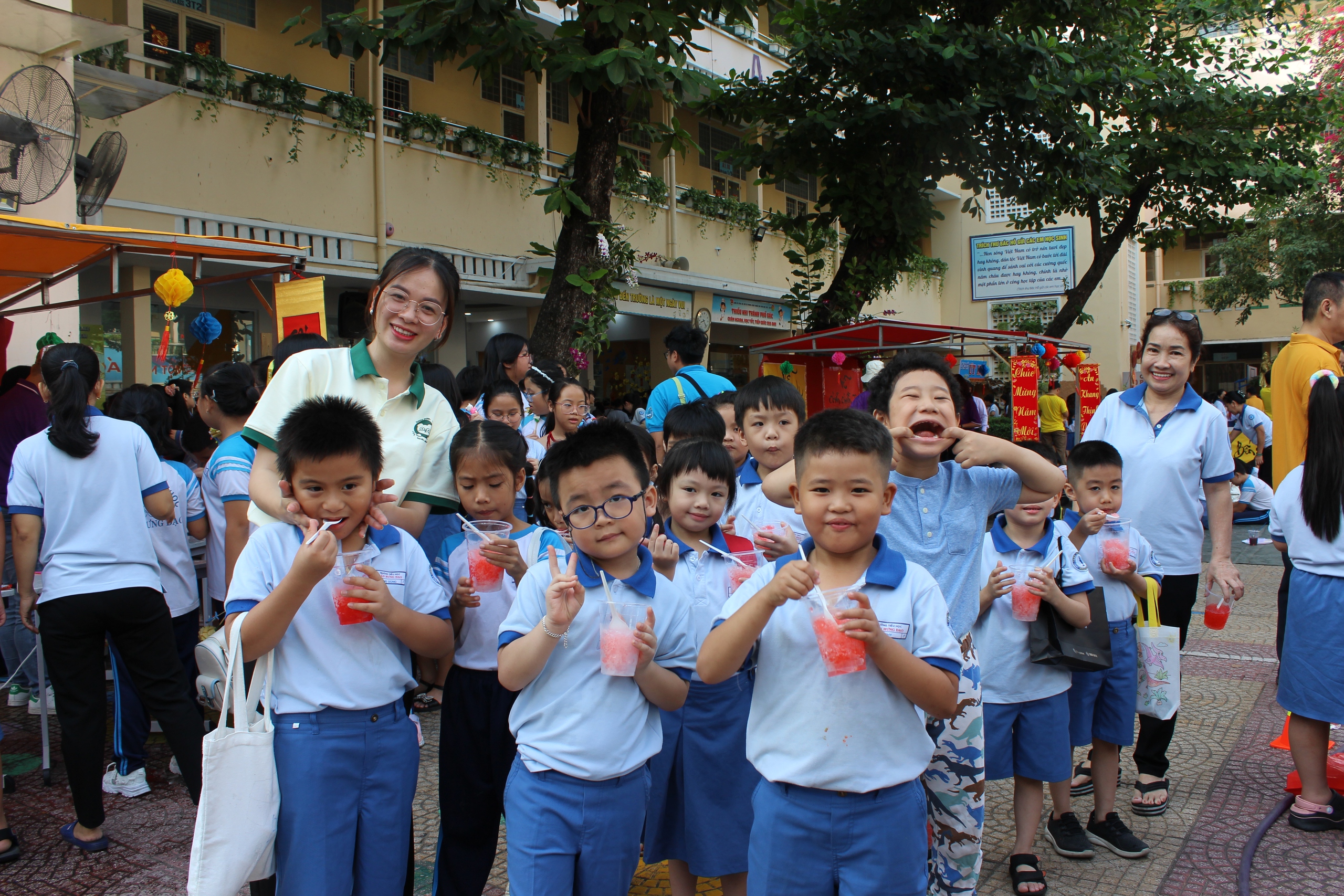 Học sinh TP.HCM bơi xuồng, gói bánh… đón tết dân gian- Ảnh 4.