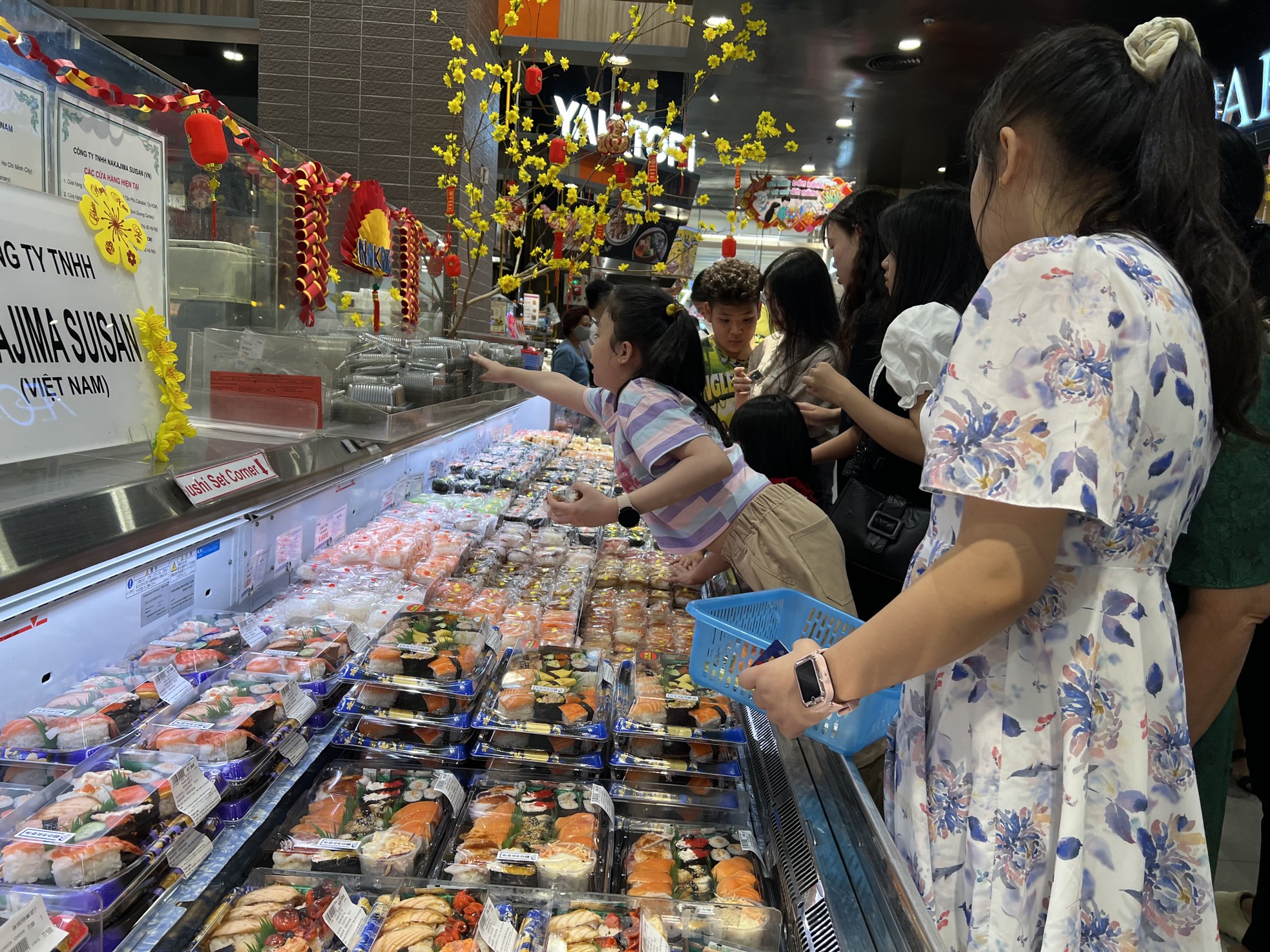 Food stalls at shopping malls are packed on the third day of Tet photo 3