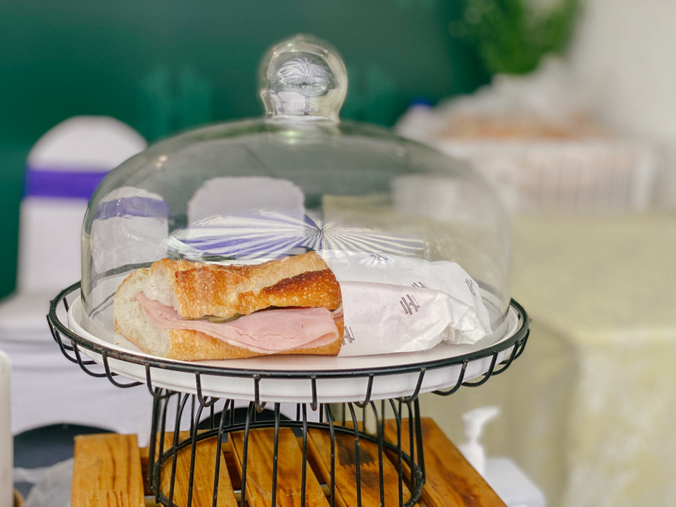 Jambon beurre - pan Patatas fritas cortadas en rodajas, untadas con mantequilla y añadir embutidos