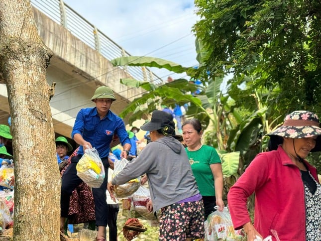 Jóvenes de Yen Bai se unen para superar las consecuencias de las inundaciones foto 6