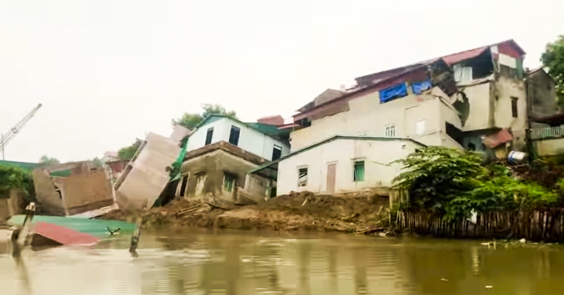 La orilla del río Cau continúa erosionándose y cinco casas en Bac Ninh se derrumbaron en el río.