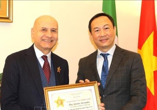 Homenaje al gobernador de la prefectura de Niigata (Japón) y ex embajador de Italia en Vietnam