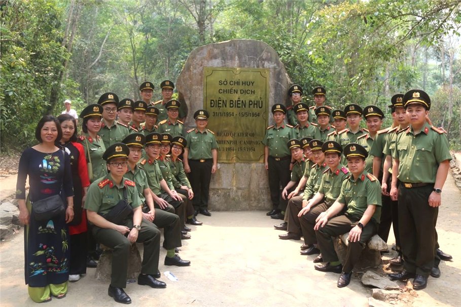 The delegation visited the Dien Bien Phu Campaign Headquarters relic.