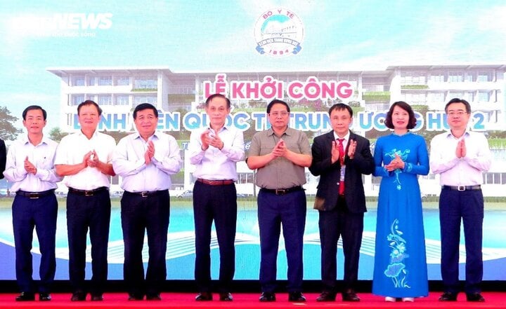 Le Premier ministre Pham Minh Chinh et les délégués lors de la cérémonie d'inauguration.