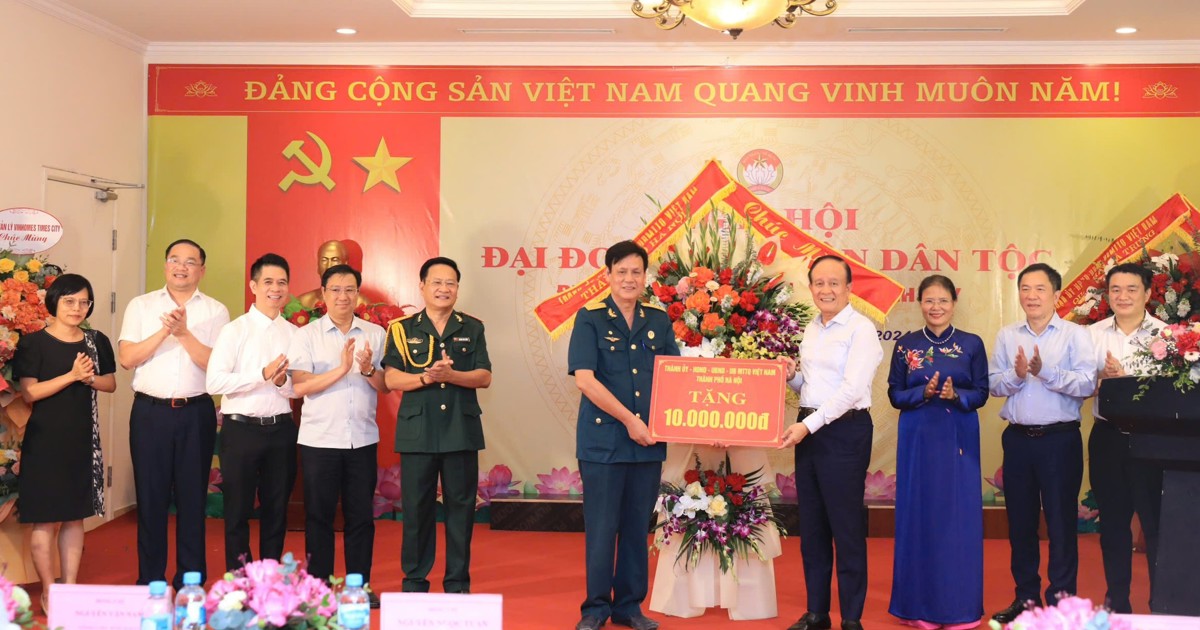 Los líderes de la ciudad celebran con los habitantes del barrio de Vinh Tuy, distrito de Hai Ba Trung