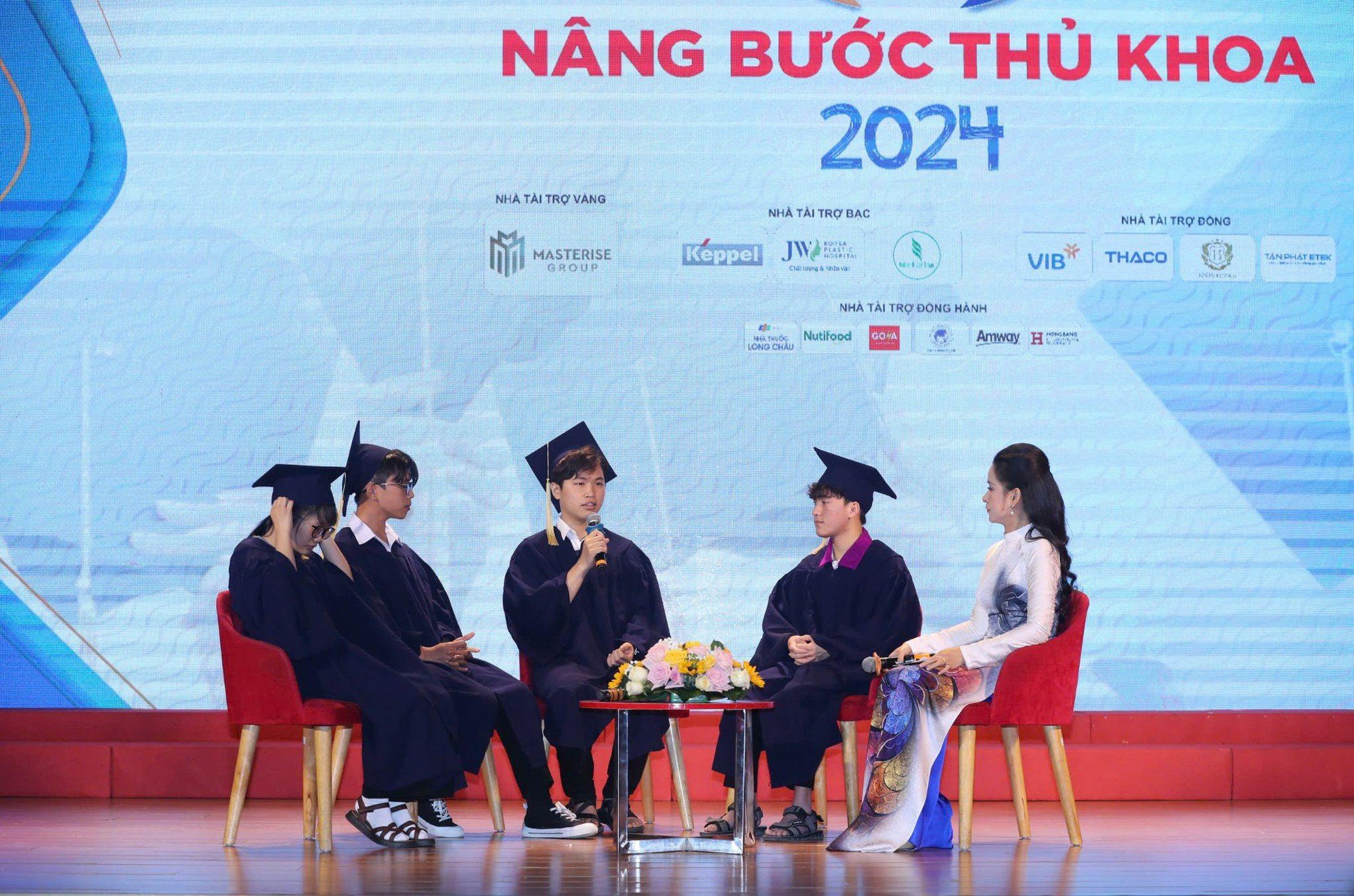 90 sinh viên xuất sắc được trao học bổng 