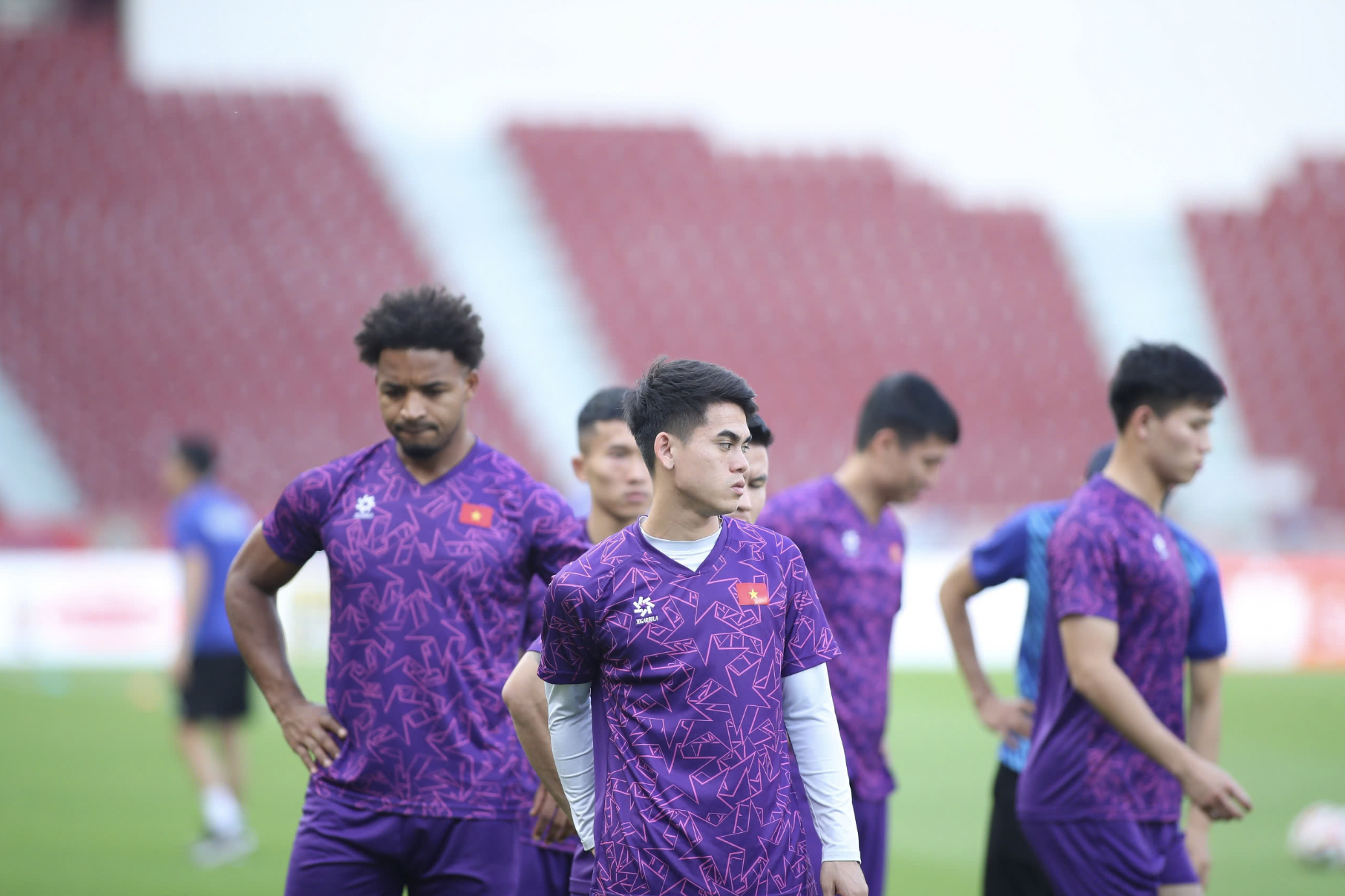 Nguyen Xuan Son and Vietnamese players excitedly try out Rajamangala pitch photo 3