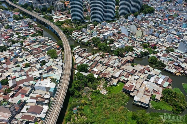 ホーチミン市の運河沿いに建てられた仮設住宅の対照的な風景写真6