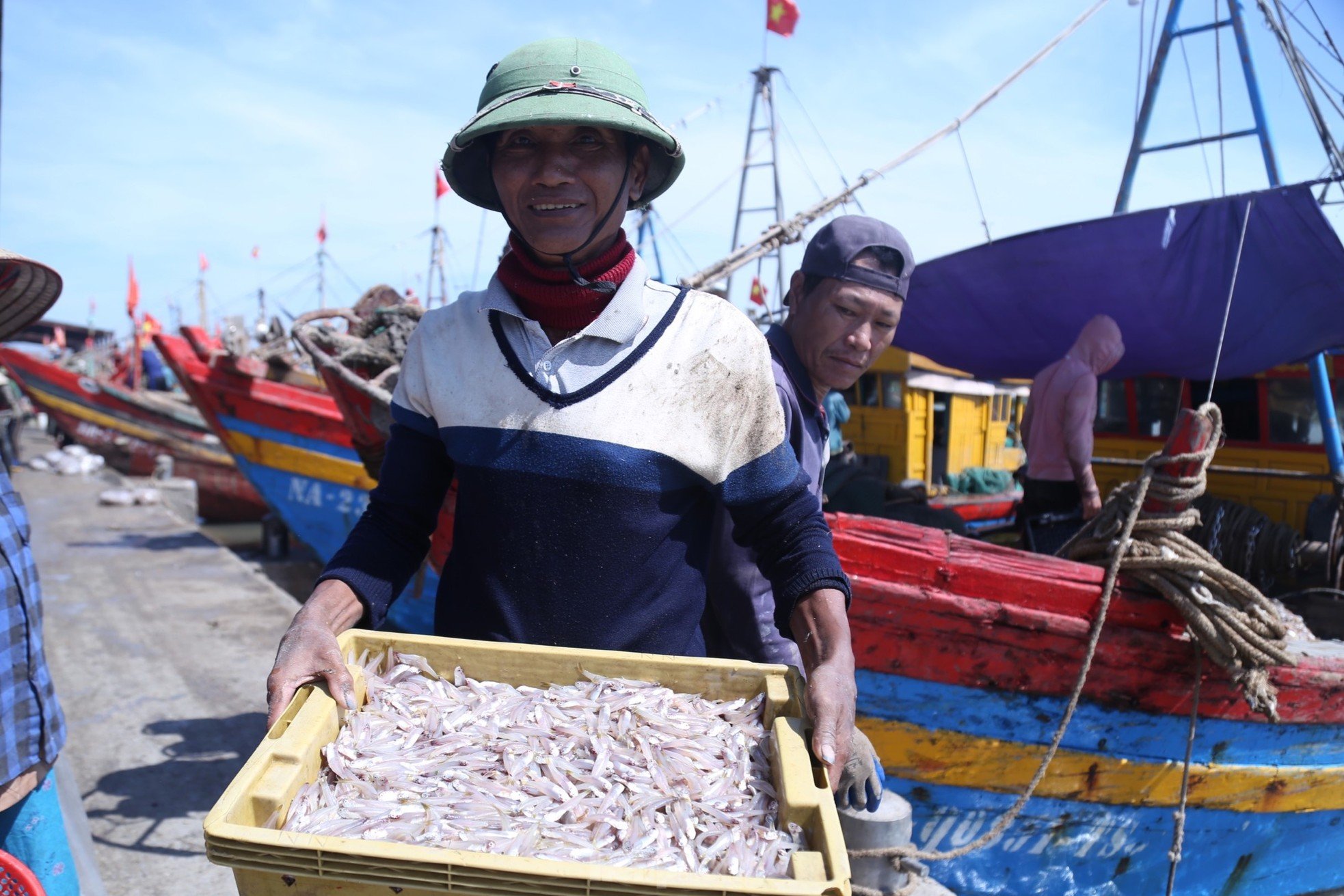 Tàu thuyền đầy ắp 'lộc biển', cảng cá nhộn nhịp mua bán ảnh 3