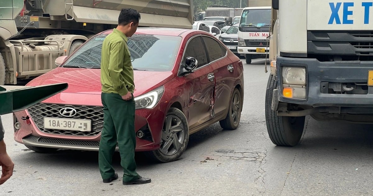 Hà Nội: Hai ô tô va chạm trước lối lên Vành đai 3, giao thông ùn ứ cục bộ