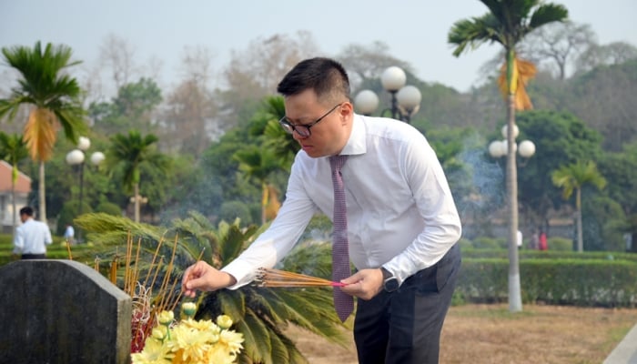 Le camarade Le Quoc Minh a offert de l'encens pour commémorer les martyrs héroïques de Dien Bien.