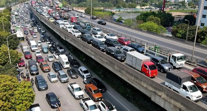 Vì sao Hà Nội chậm thu hồi phù hiệu xe kinh doanh vận tải vi phạm?- Ảnh 1.