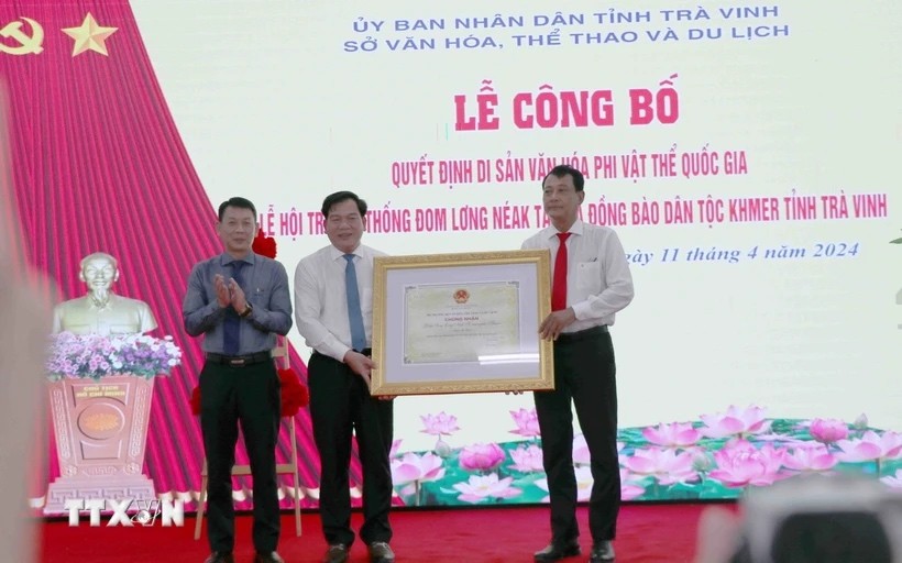 Đại diện Bộ Văn hóa Thể thao và Du lịch trao Quyết định công nhận Di sản Văn hóa phi vật thể Quốc gia Lễ hội Đom Lơng Néak Tà. (Nguồn: TTXVN)