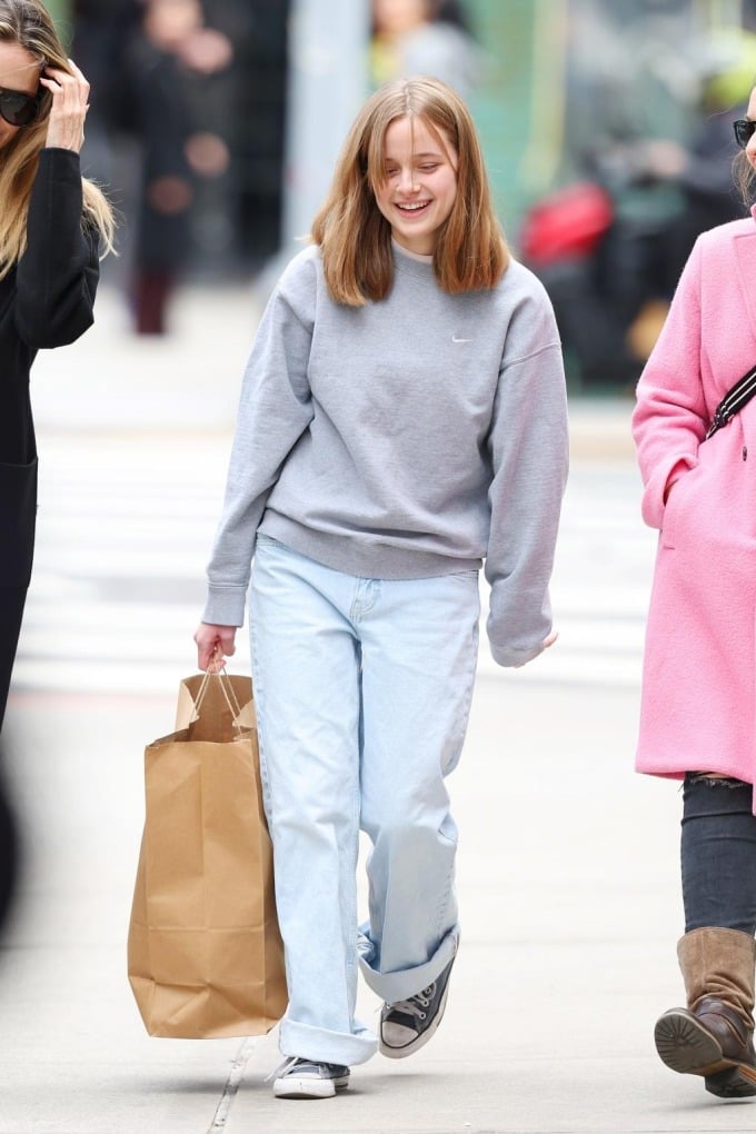 Vivienne marche avec sa mère à New York le 6 avril. Photo : TheImageDirect.com