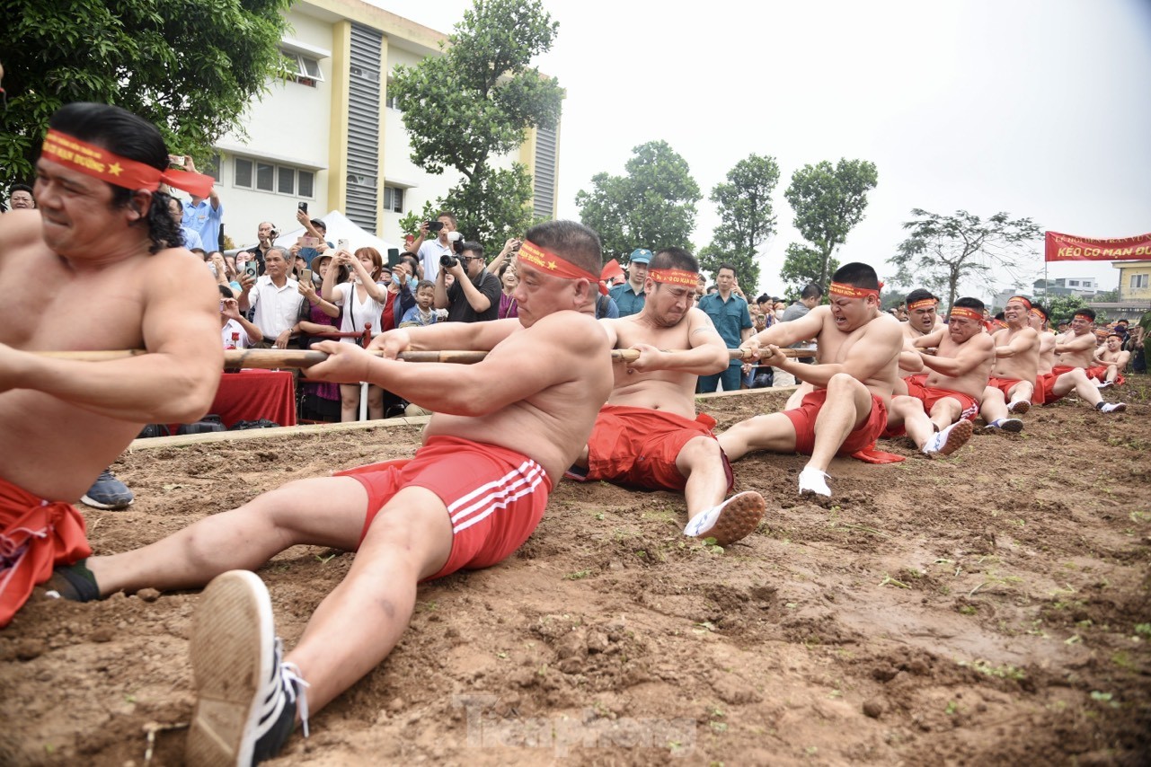 Ritual único de tira y afloja sentado en el festival del Templo Tran Vu (foto 8)