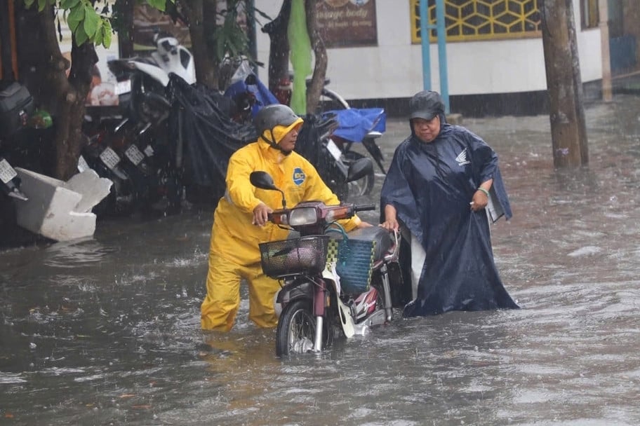 Sous une pluie continue du matin au midi, de nombreuses rues de Ho Chi Minh-Ville ont été fortement inondées.