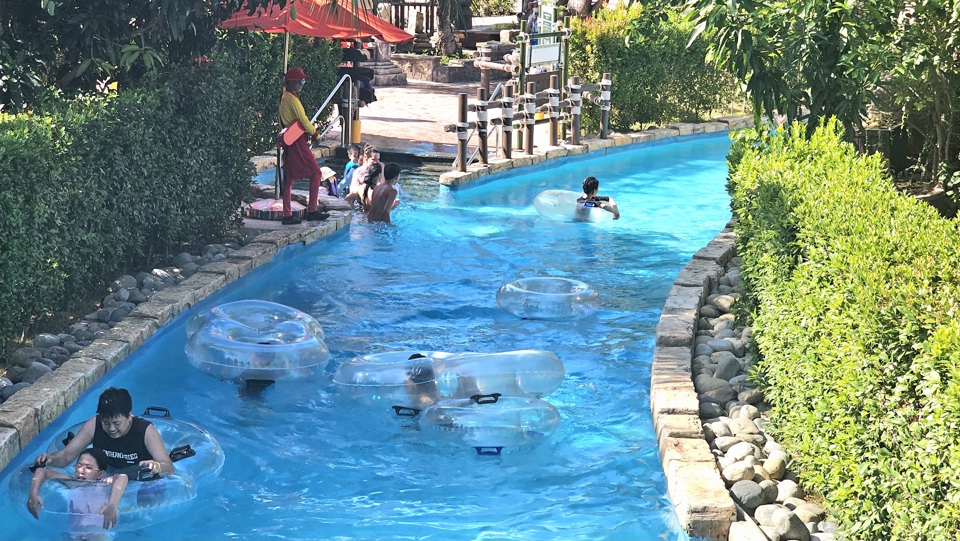 Les touristes profitent du parc aquatique du parc d'attractions du pays de Phu. (Photo de Huu Tuan)