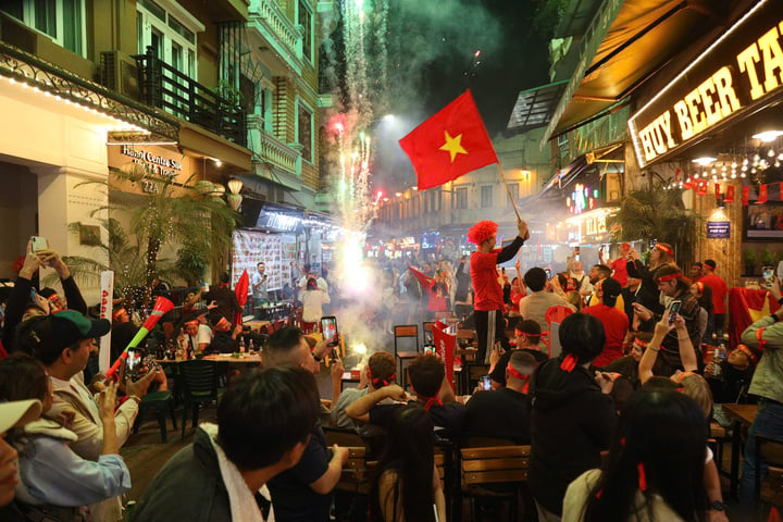 Los aficionados vietnamitas celebran el campeonato.