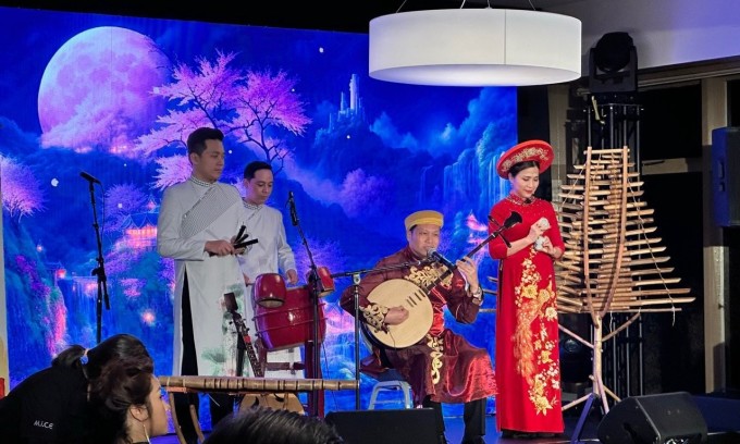 Vietnamese delegation performs traditional musical instruments in a tourism promotion program in San Francisco. Photo: Ho Chi Minh City Department of Tourism