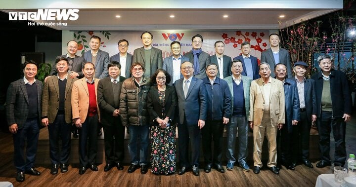Nguyên lãnh đạo Đài VOV qua các thời kỳ chụp ảnh lưu niệm cùng Tổng Giám đốc VOV Đỗ Tiến Sỹ, các Phó Tổng giám đốc cùng lãnh đạo các khối của Đài ở khu vực Hà Nội.