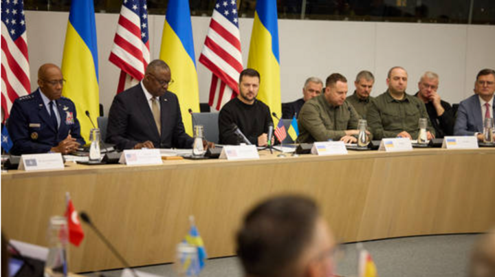 Le président ukrainien Volodymyr Zelensky et le secrétaire américain à la Défense Lloyd Austin. (Photo: RT)