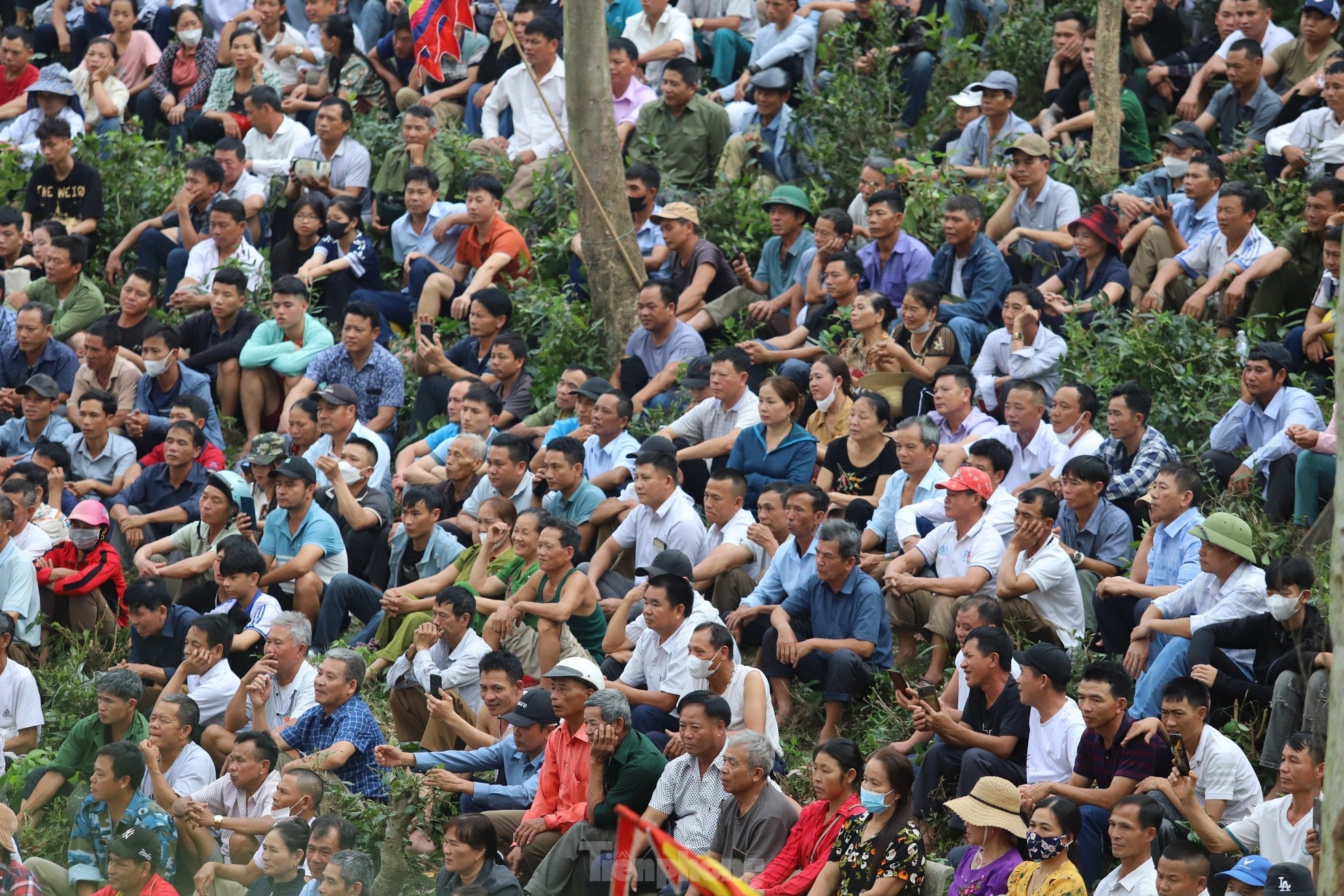 Des milliers de personnes ont rempli le pied de la montagne pour regarder les lutteurs montrer leur force photo 6