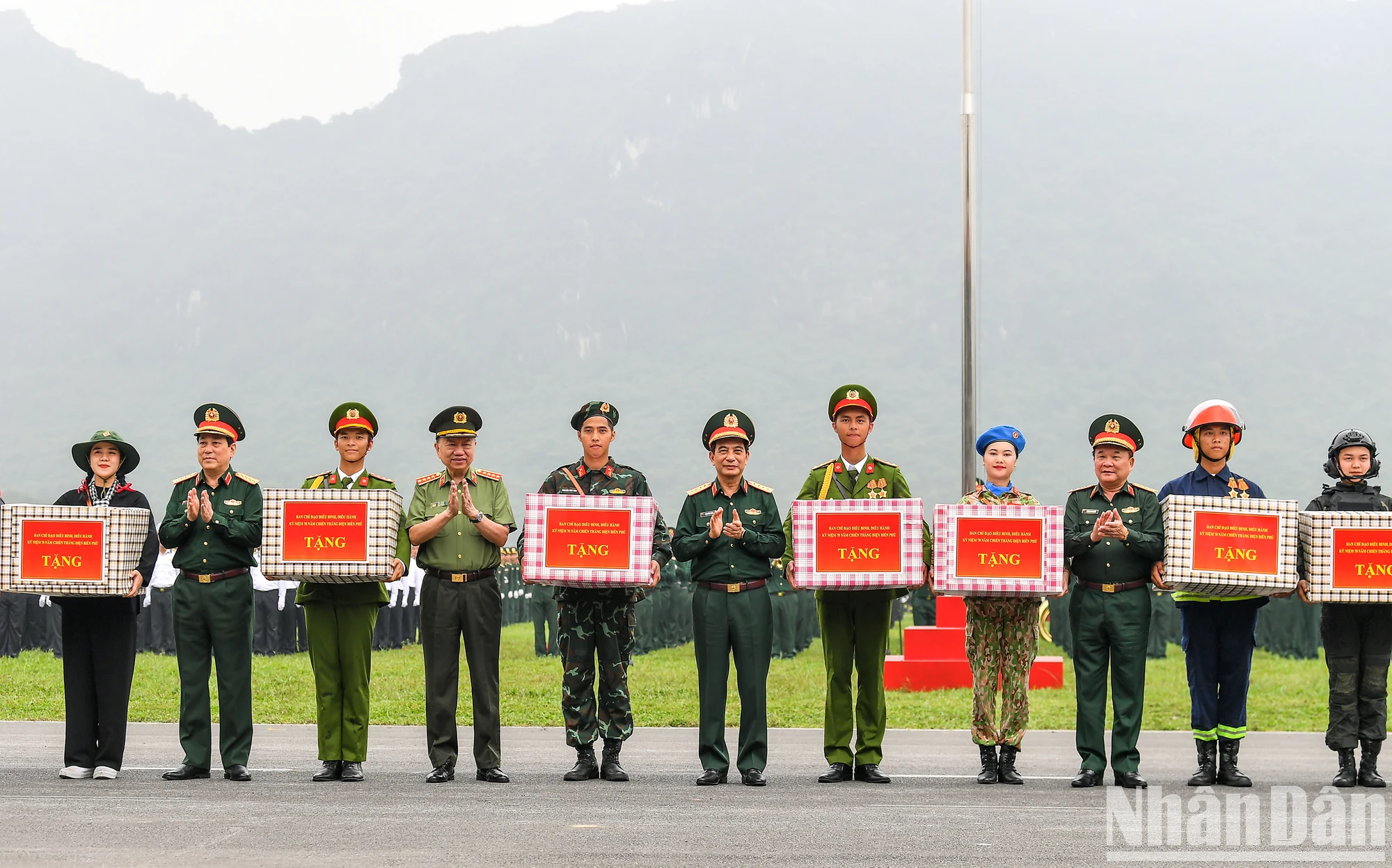 [Foto] Desfile y ensayo para celebrar el 70 aniversario de la victoria de Dien Bien Phu foto 18