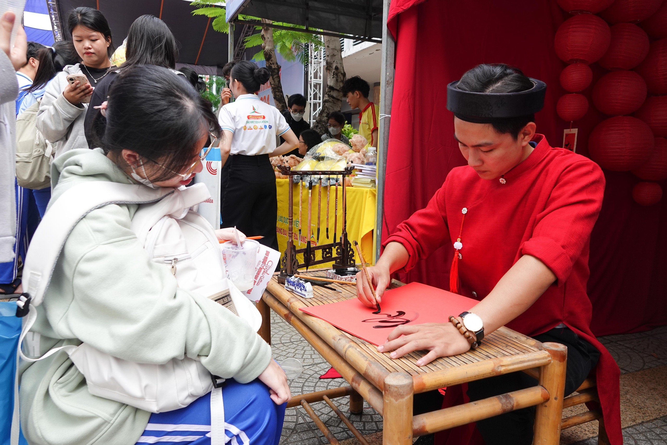 Náo nhiệt gian hàng tư vấn mùa thi Đà Nẵng, học sinh hào hứng được 'truyền lửa'- Ảnh 5.