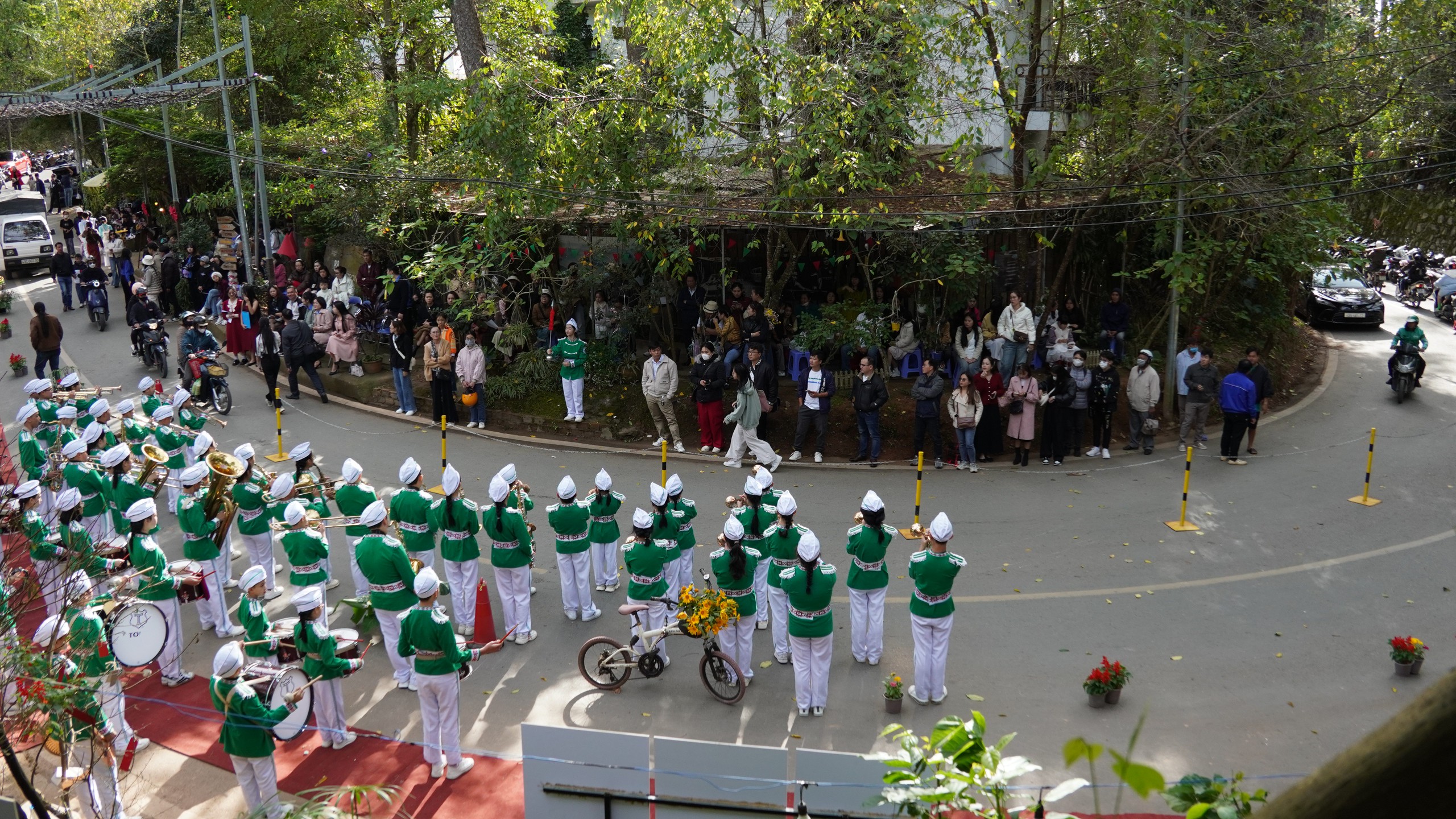 Thi thời trang hoa trước thềm Festival hoa Đà Lạt 2024- Ảnh 4.