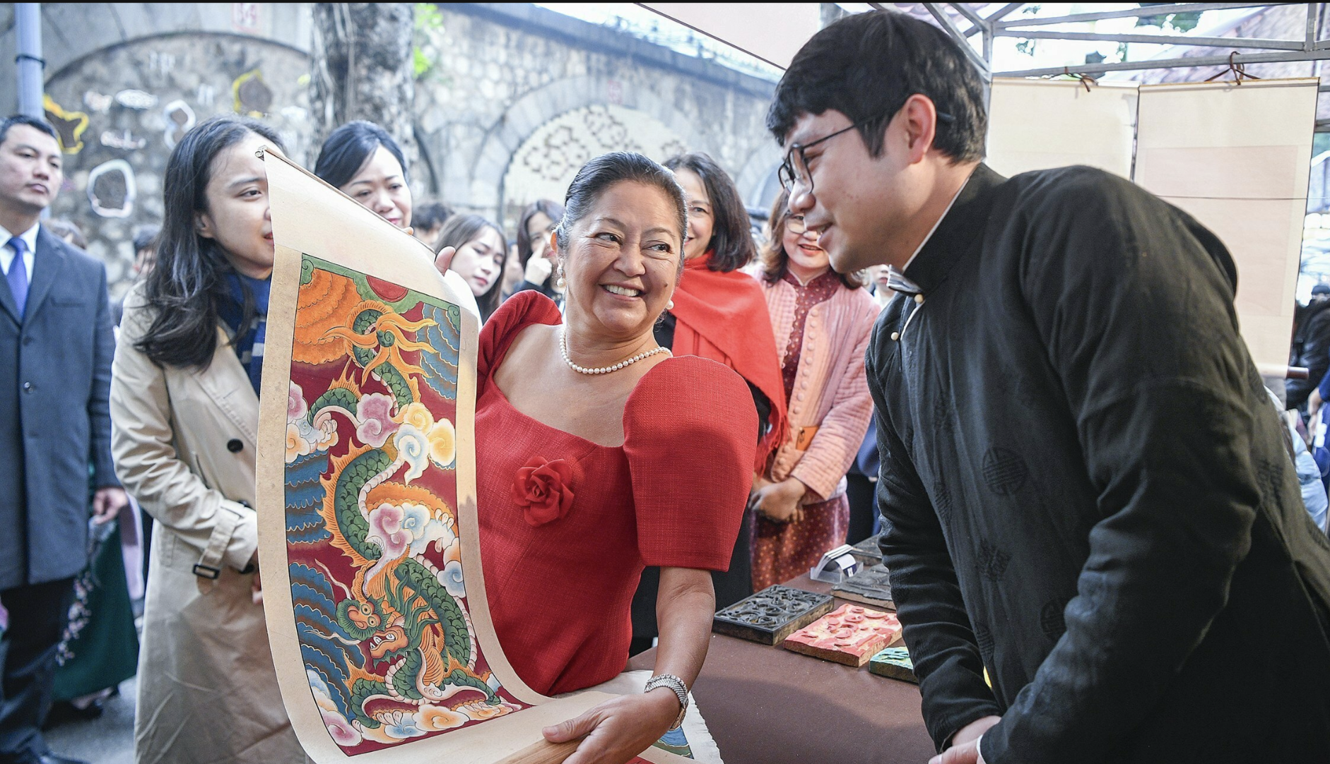 ภริยาประธานาธิบดีฟิลิปปินส์จิบชาและเดินเล่นรอบฮานอย