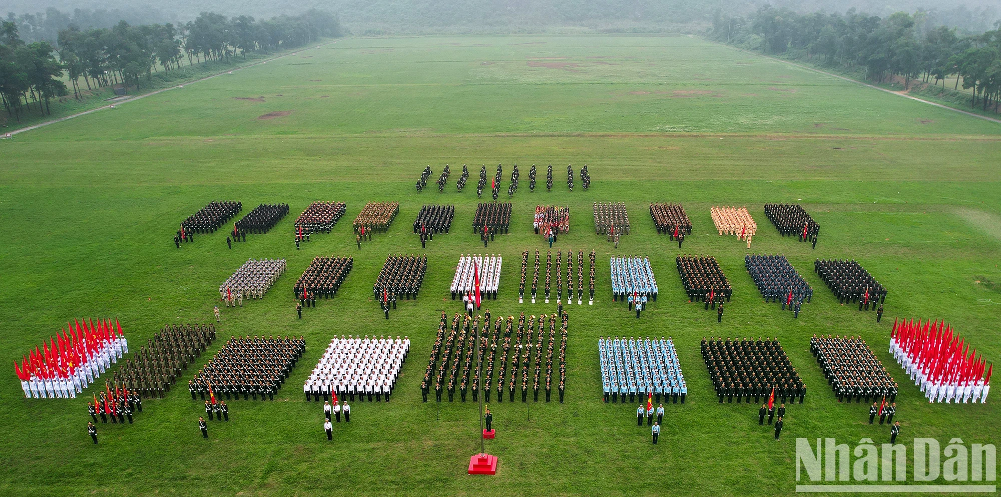 [Foto] Desfile y ensayo para celebrar el 70 aniversario de la victoria de Dien Bien Phu foto 16