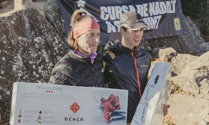 Quima D (rechts) erhält den Preis, ein Stück Fleisch, nachdem er von den Nadalt-Organisatoren zum Gesamtsieger gekürt wurde. Bild: