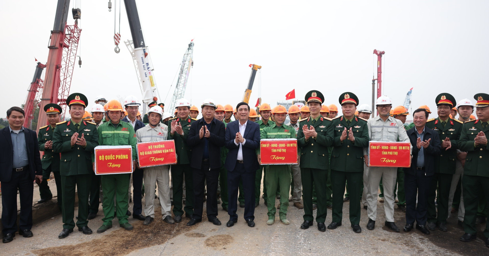 Minister Tran Hong Minh gave the order to start construction of the new Phong Chau bridge.