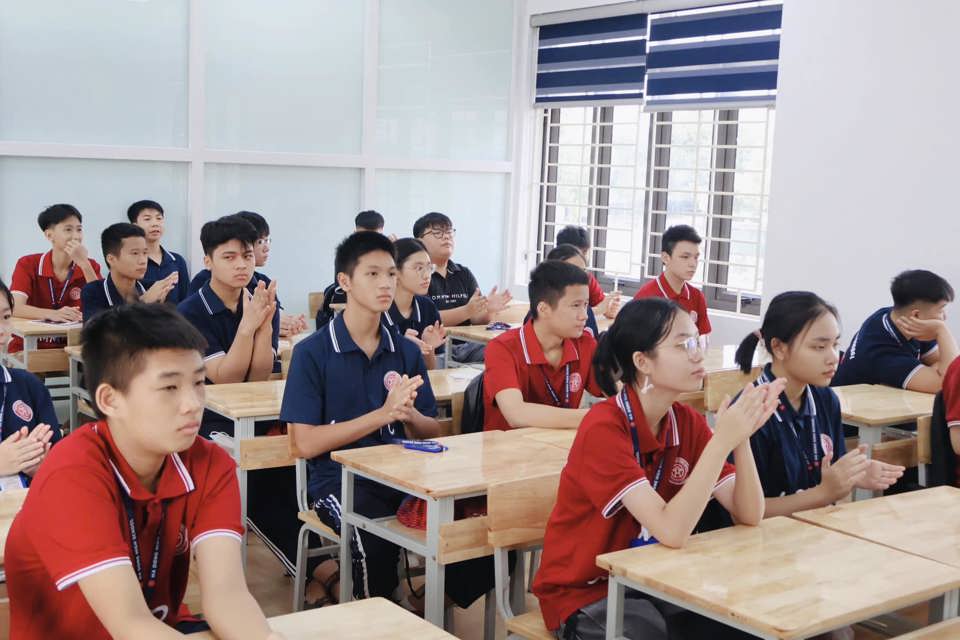 Ha Dong High School has spacious and synchronous facilities.