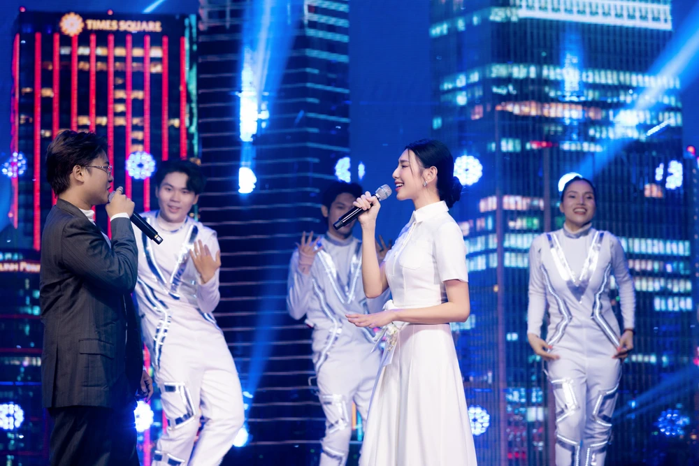 La señorita Thuy Tien interpretó la canción 