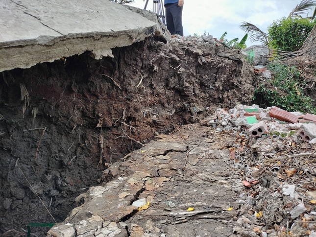 Hundreds of landslides and subsidence locations due to drought in Ca Mau photo 4