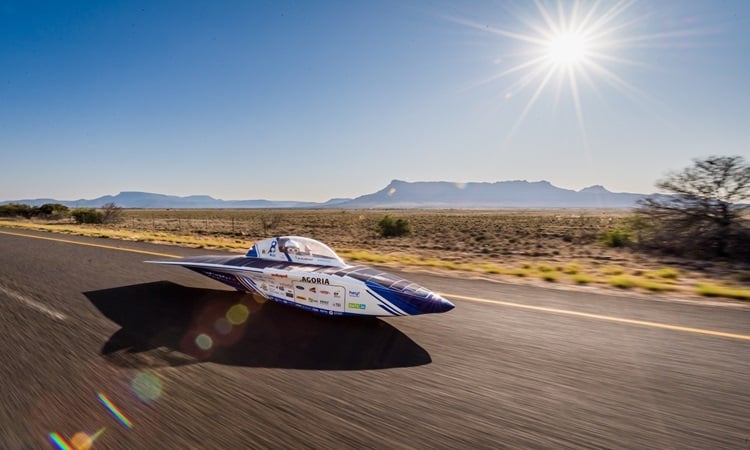 ¿Por qué los coches eléctricos solares están ausentes en las carreteras?