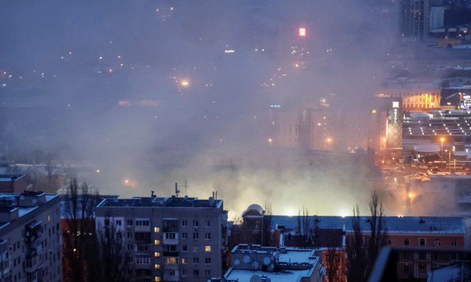 El humo se eleva en la capital ucraniana, Kiev, después de un ataque aéreo ruso el 23 de enero. Foto: Reuters