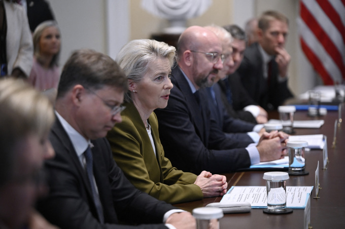 2023年10月、ホワイトハウスで行われたEU・米国首脳会談に臨む欧州委員会のウルズラ・フォン・デア・ライエン委員長（左から3人目）と欧州理事会のシャルル・ミシェル議長（左から4人目）。写真：AFP