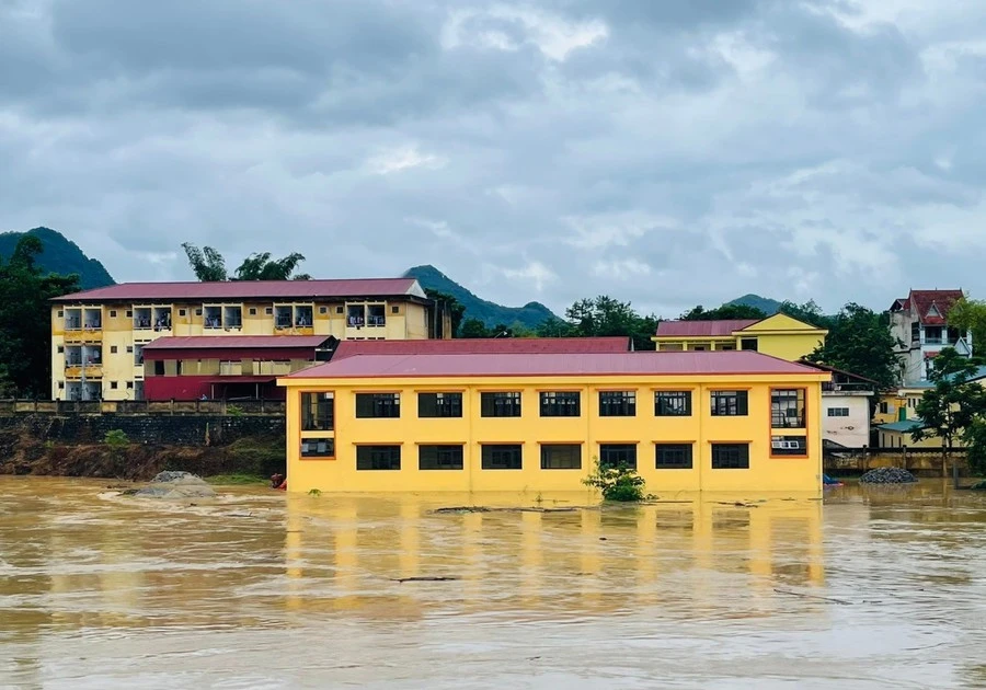 The Ministry of Education and Training recommends that localities in flood-affected areas have flexible teaching solutions.