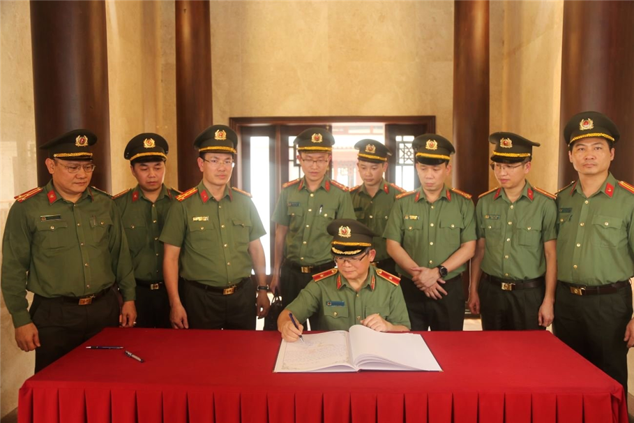 Major General Hoang Anh Tuyen writes in the guestbook at the Dien Bien Phu Battlefield Martyrs' Temple.