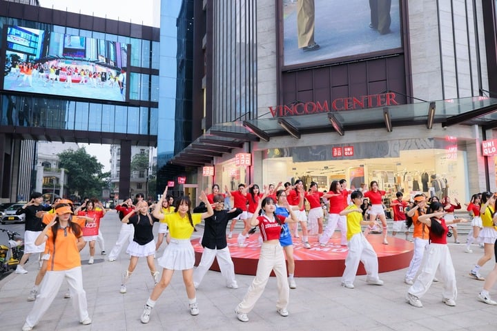 Vibrant Flashmob dance performance to Vincom Malliday melody at “Live Duet Dance Challenge”.