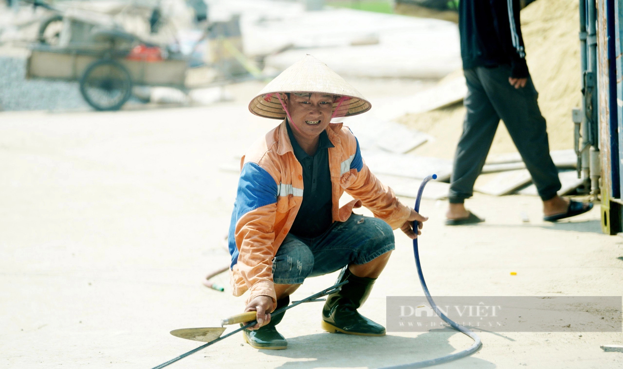 Người lao động chật vật mưu sinh giữa “chảo lửa” chạm ngưỡng gần 40 độ C ở miền Trung- Ảnh 2.