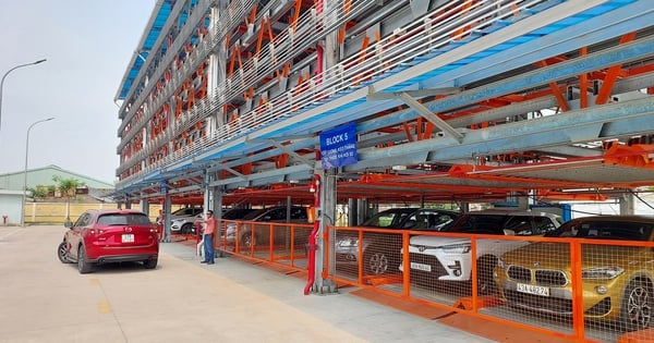 Smart parking lot is deserted, illegally parked cars overflow the street